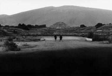 Graciela Iturbide: Calzada de los muertos teotihuacan